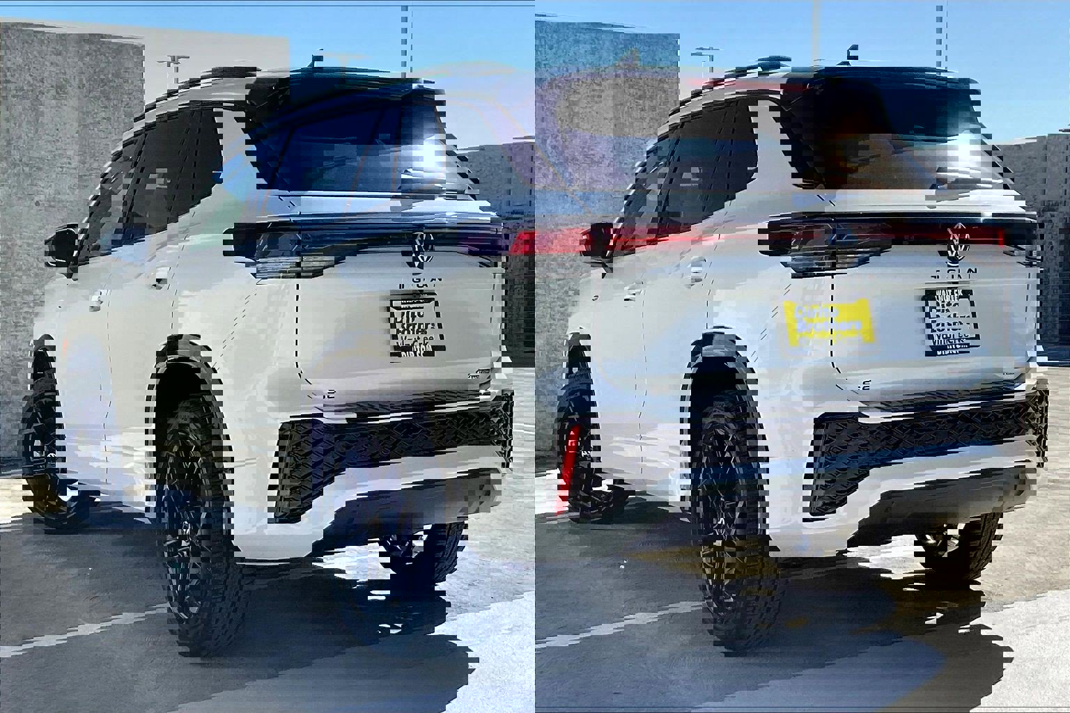 2026 Volkswagen Tiguan SE R-Line Black photo 2