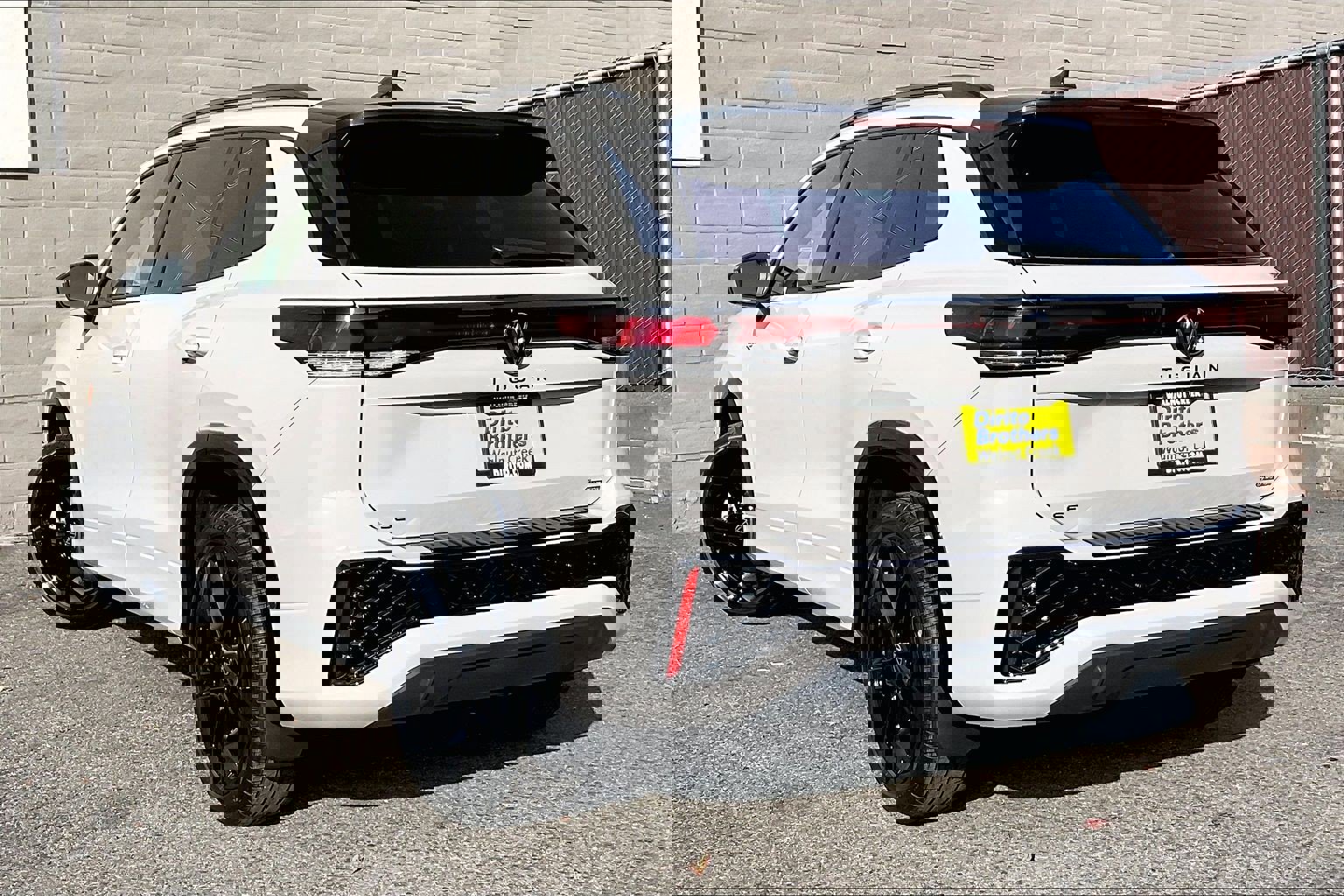 2026 Volkswagen Tiguan SE R-Line Black photo 2