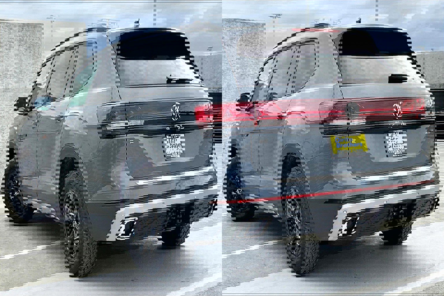2025 Volkswagen Atlas Peak Edition photo 2