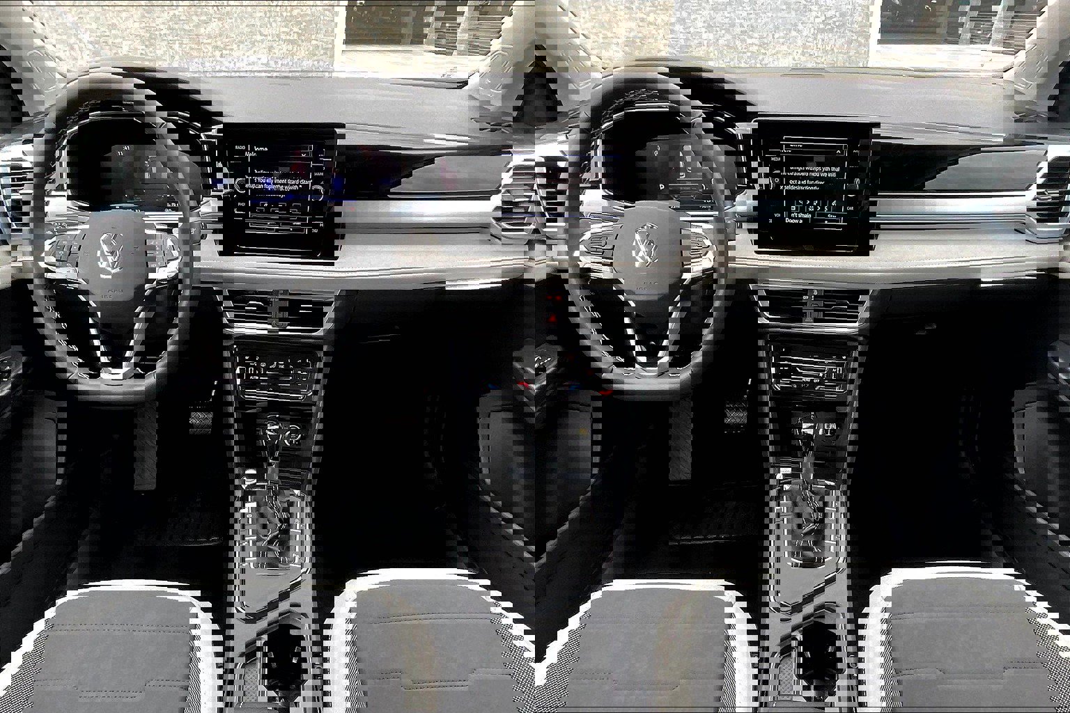 2025 Volkswagen Taos SE photo 4