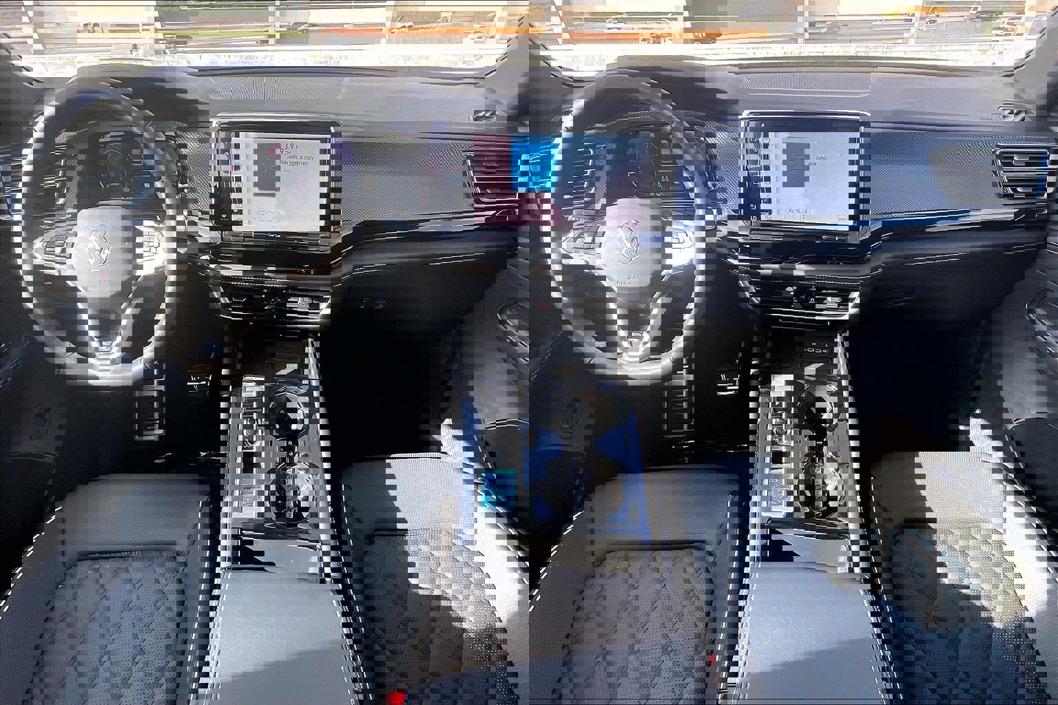 2026 Volkswagen Atlas Cross Sport SEL Premium R-Line photo 4