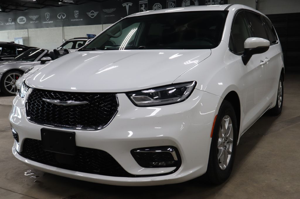 2023 Chrysler Pacifica Touring L's photo