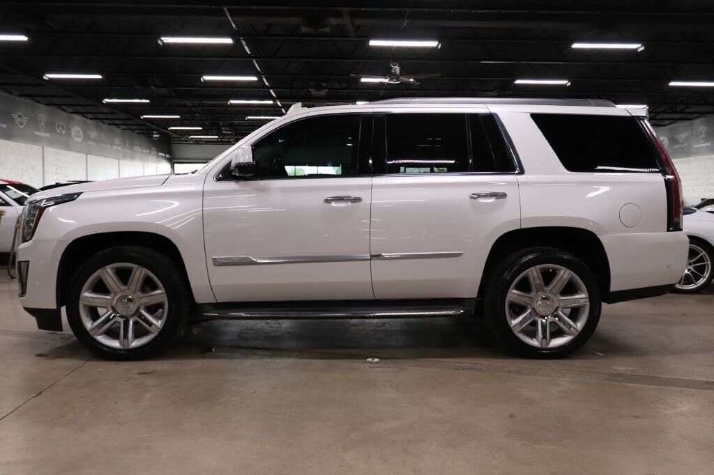 2017 Cadillac Escalade Luxury photo 2