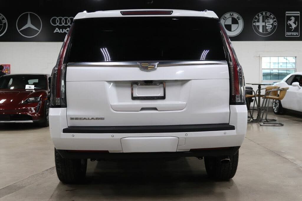2017 Cadillac Escalade Luxury photo 4