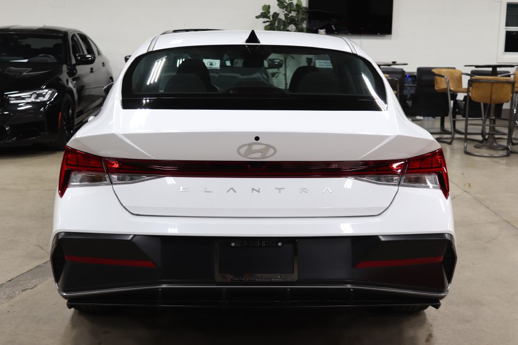 2025 Hyundai Elantra SEL Convenience photo 4