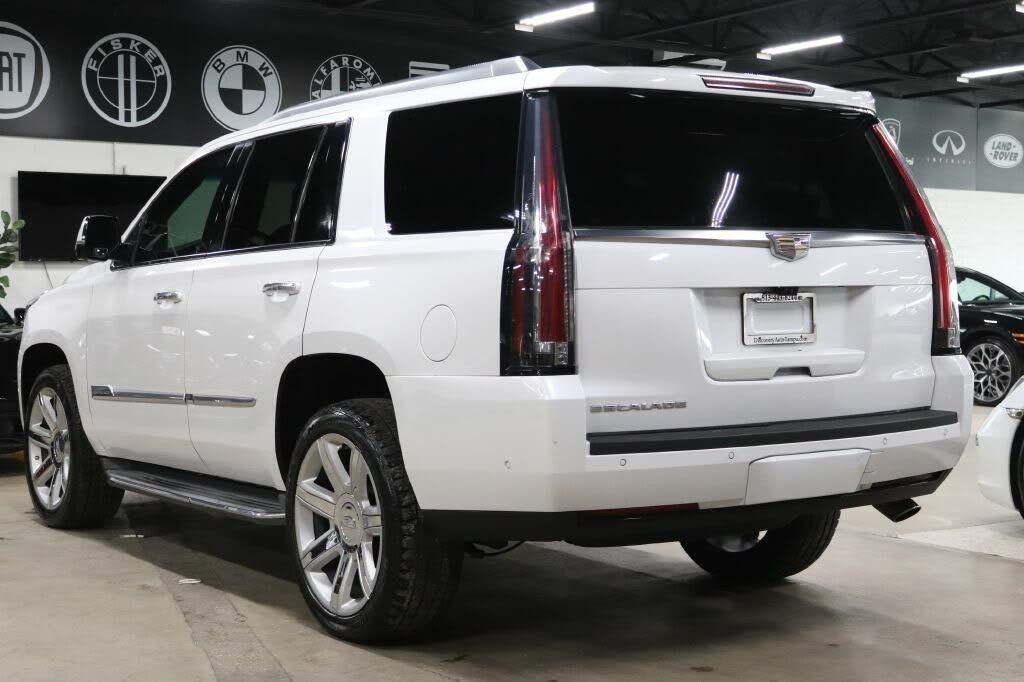 2017 Cadillac Escalade Luxury photo 3