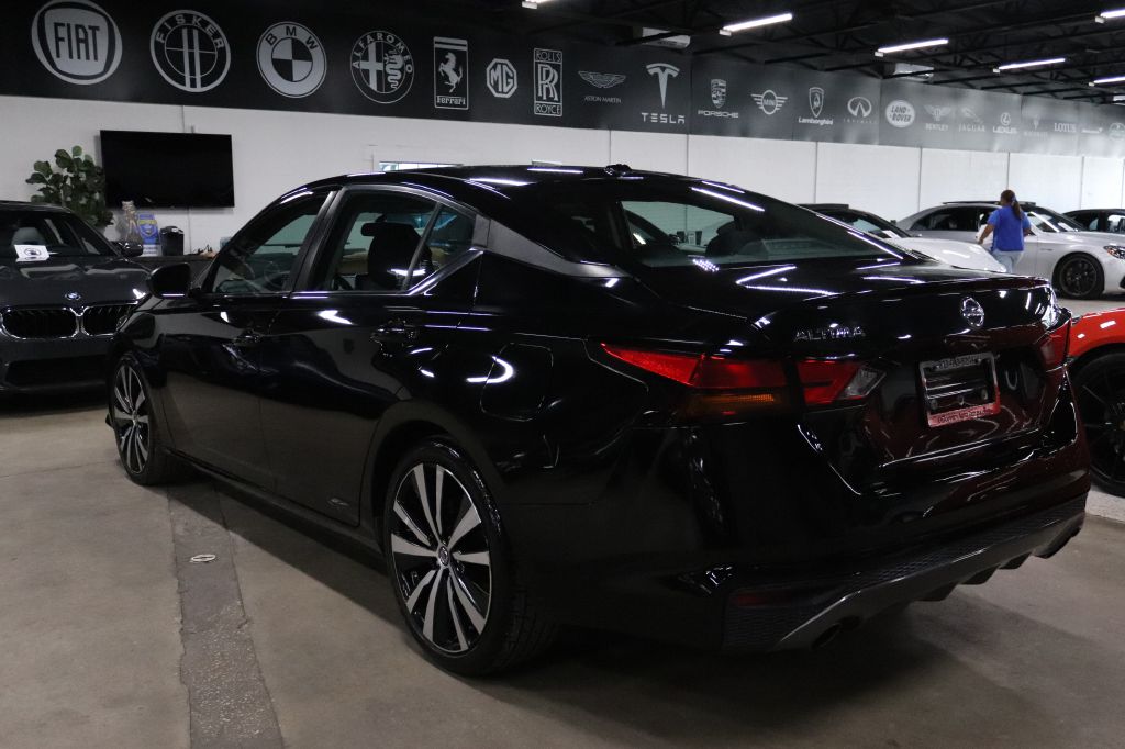 2019 Nissan Altima SR photo 3