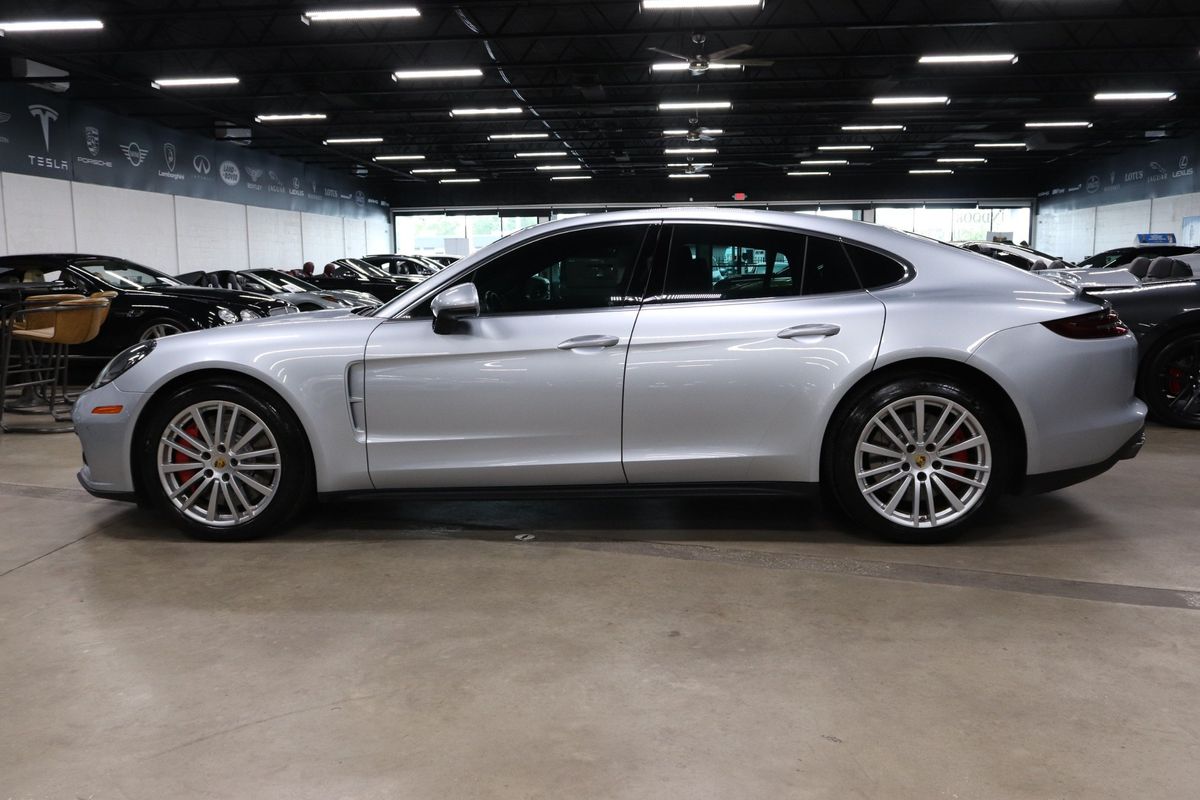 2017 Porsche Panamera Turbo photo 2
