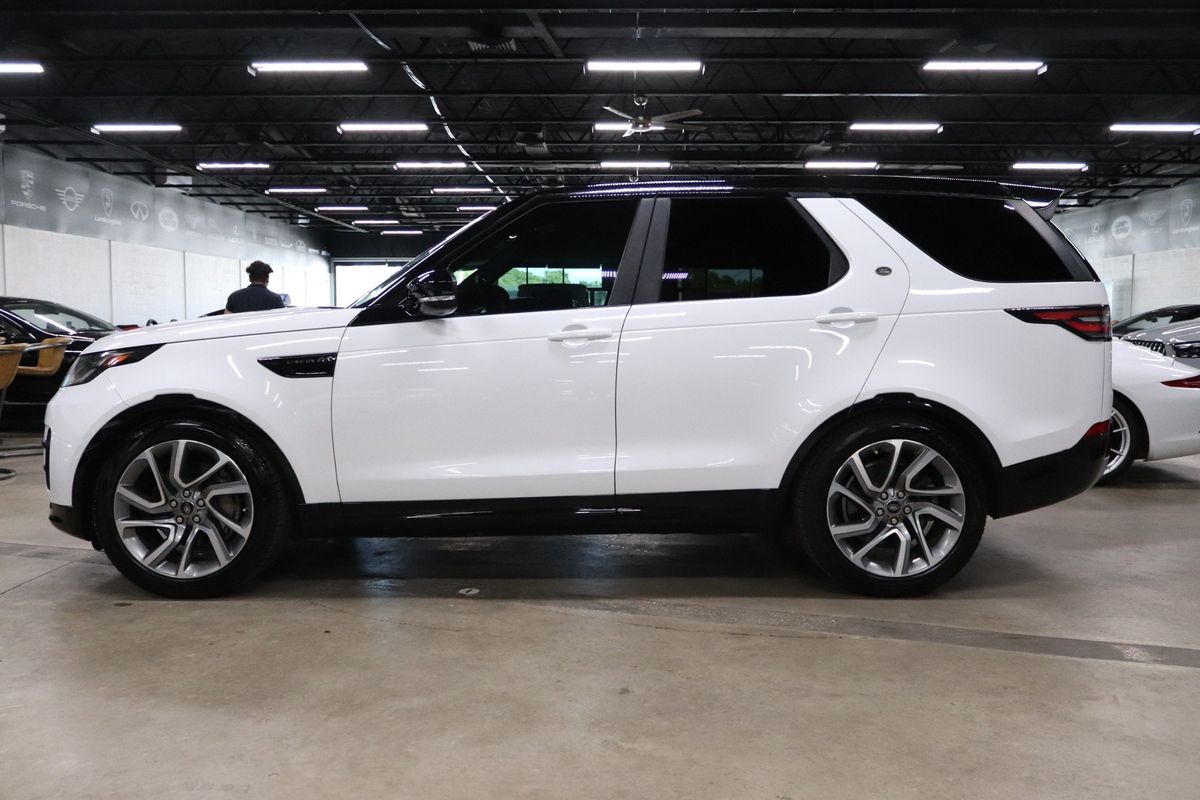 2020 Land Rover Discovery Landmark photo 2