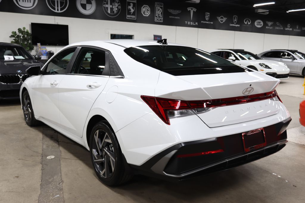 2025 Hyundai Elantra SEL Convenience photo 3
