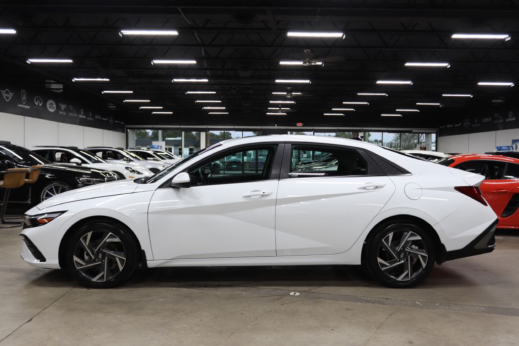 2025 Hyundai Elantra SEL Convenience photo 2