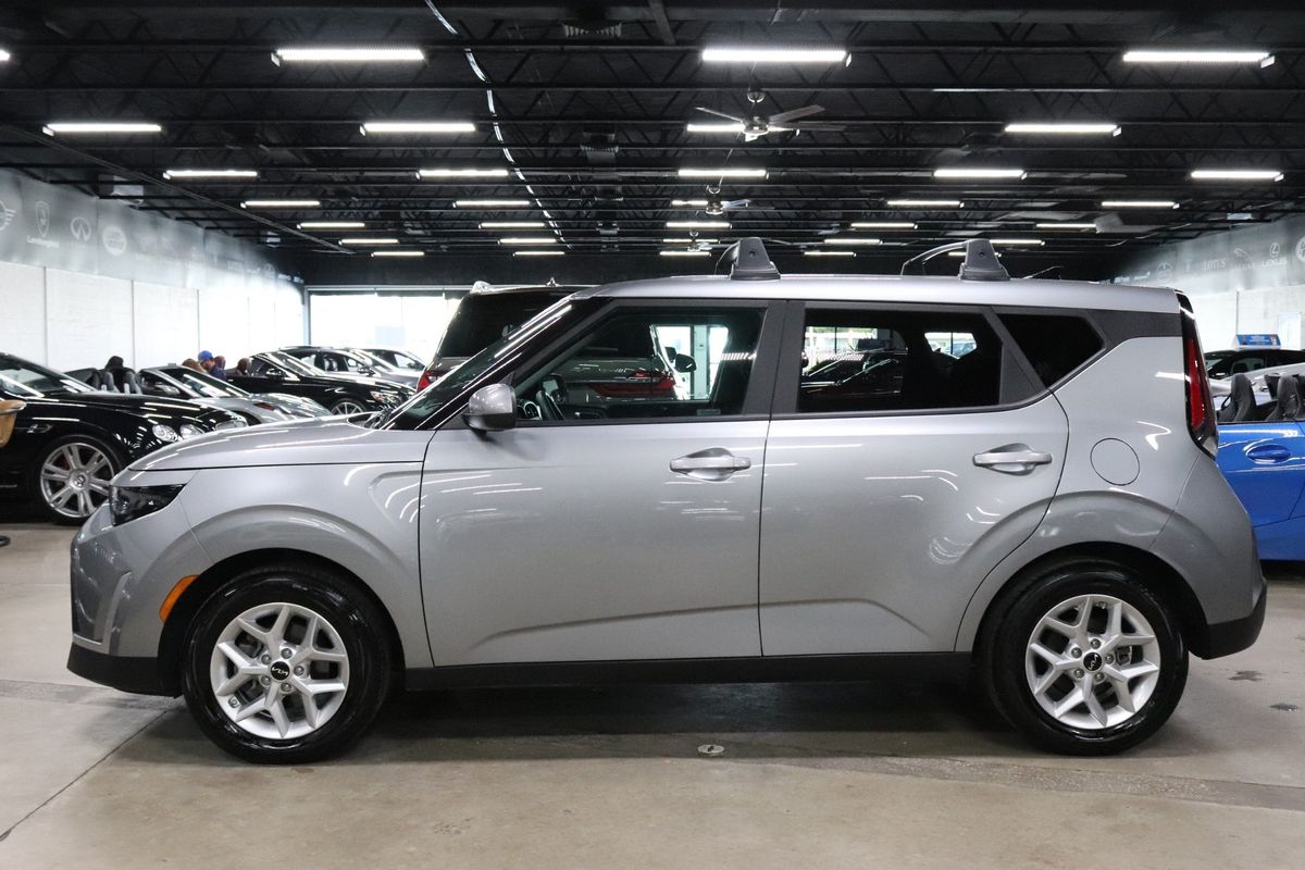 2024 Kia Soul LX photo 2