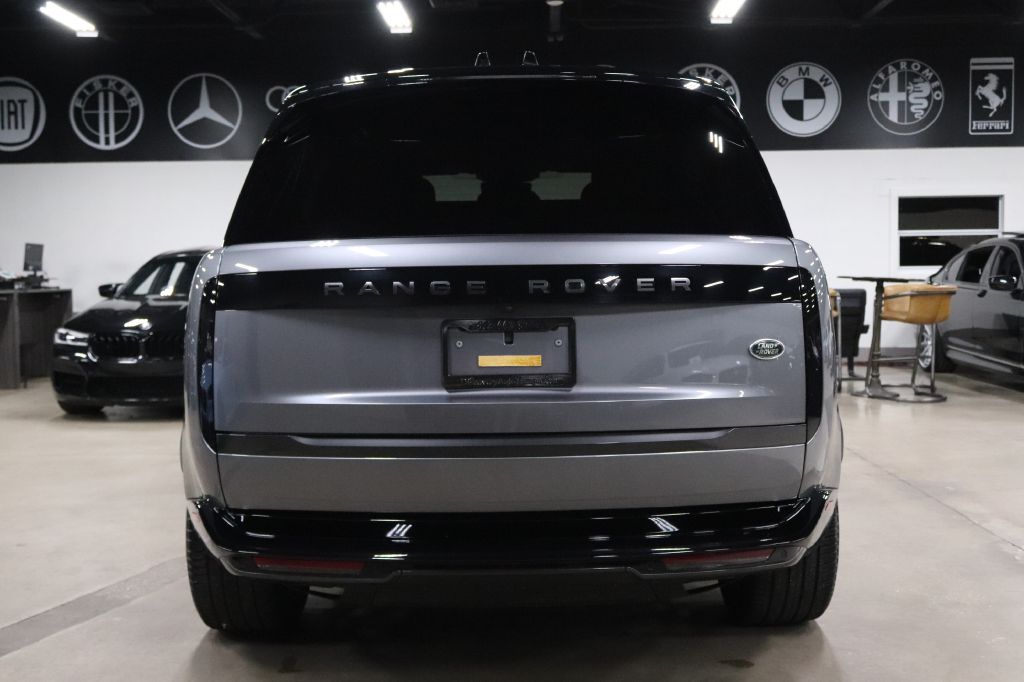 2023 Land Rover Range Rover SE photo 3