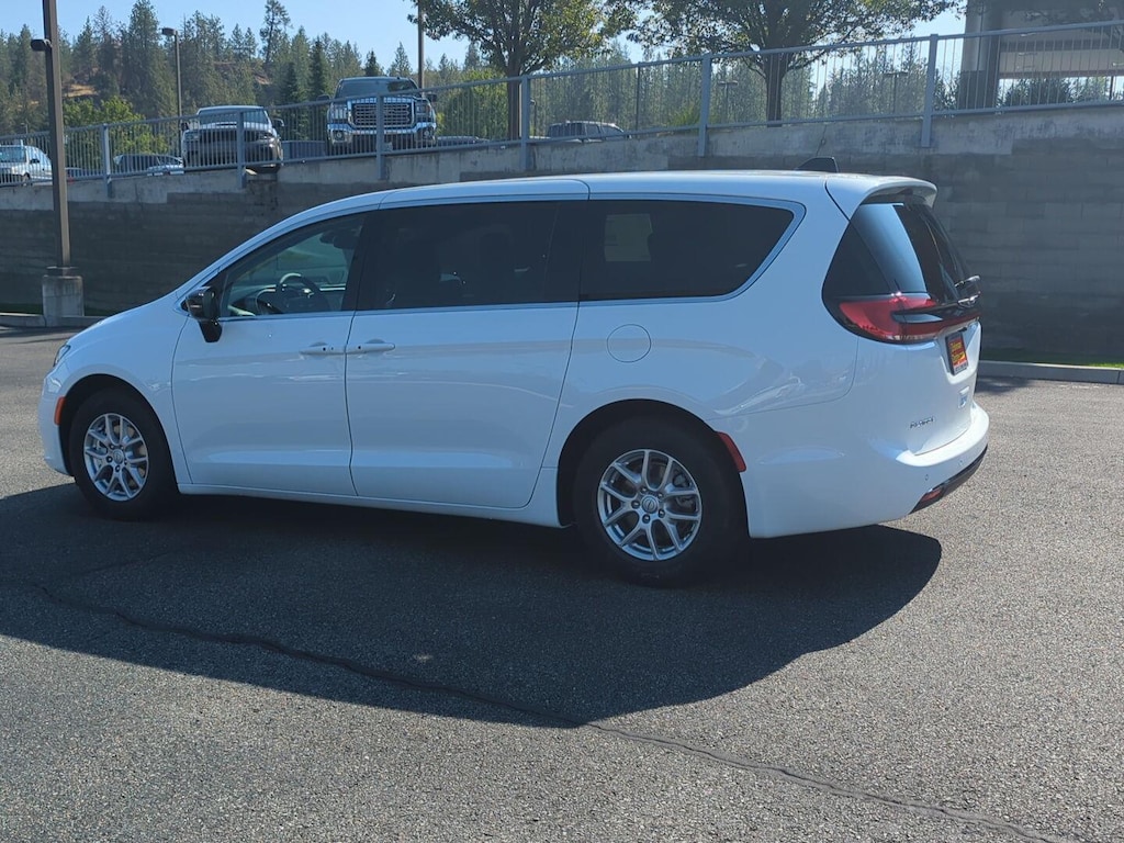 New 2026 Chrysler Pacifica SELECT Passenger Van