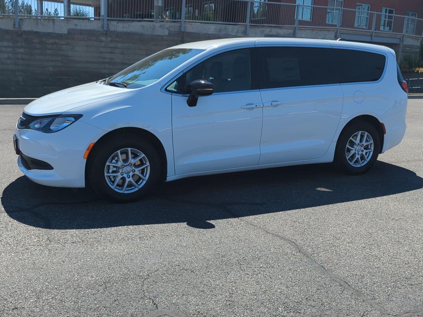 2025 Chrysler Voyager LX photo 3