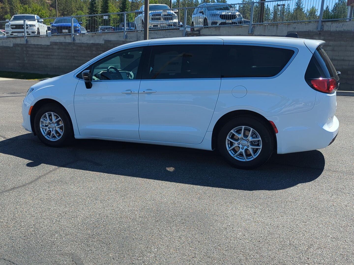 2025 Chrysler Voyager LX photo 4