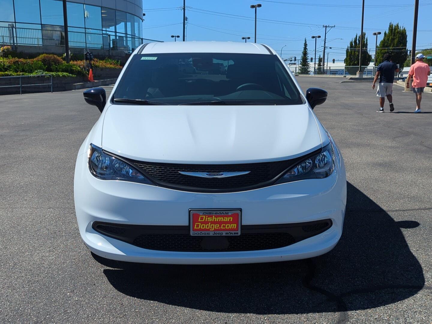 2025 Chrysler Voyager LX photo 2