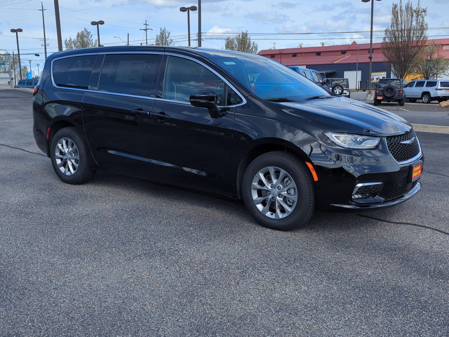 2026 Chrysler Pacifica Limited AWD's photo