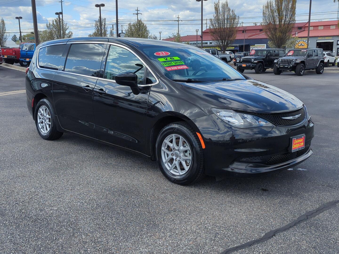 2023 Chrysler Voyager LX's photo