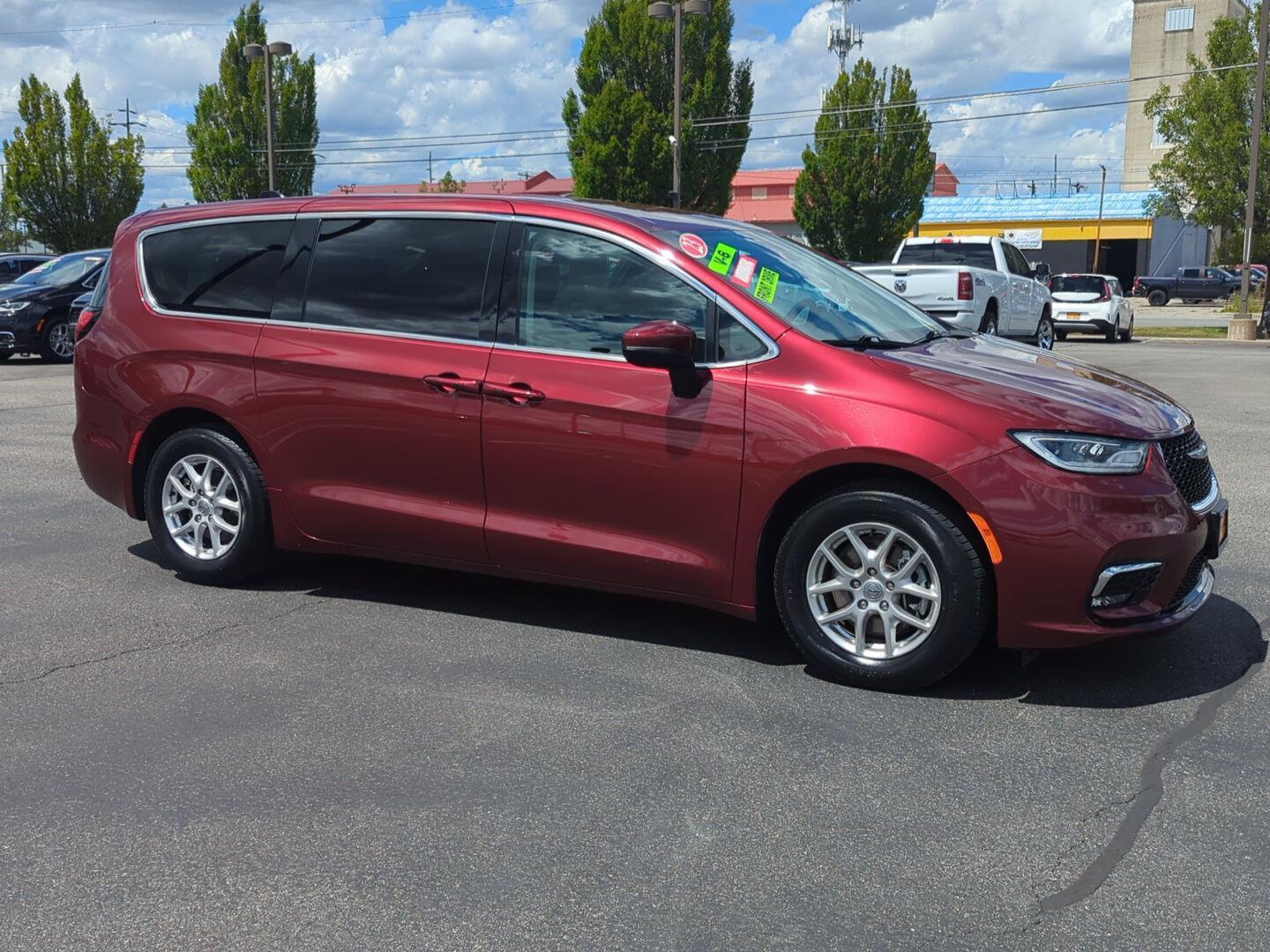 2023 Chrysler Pacifica Touring L's photo