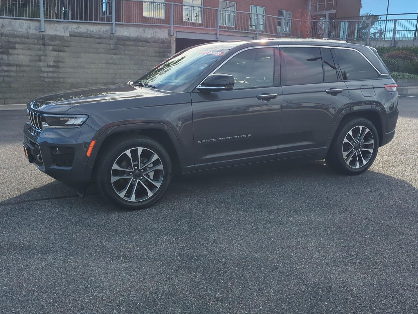 2022 Jeep Grand Cherokee Overland photo 3