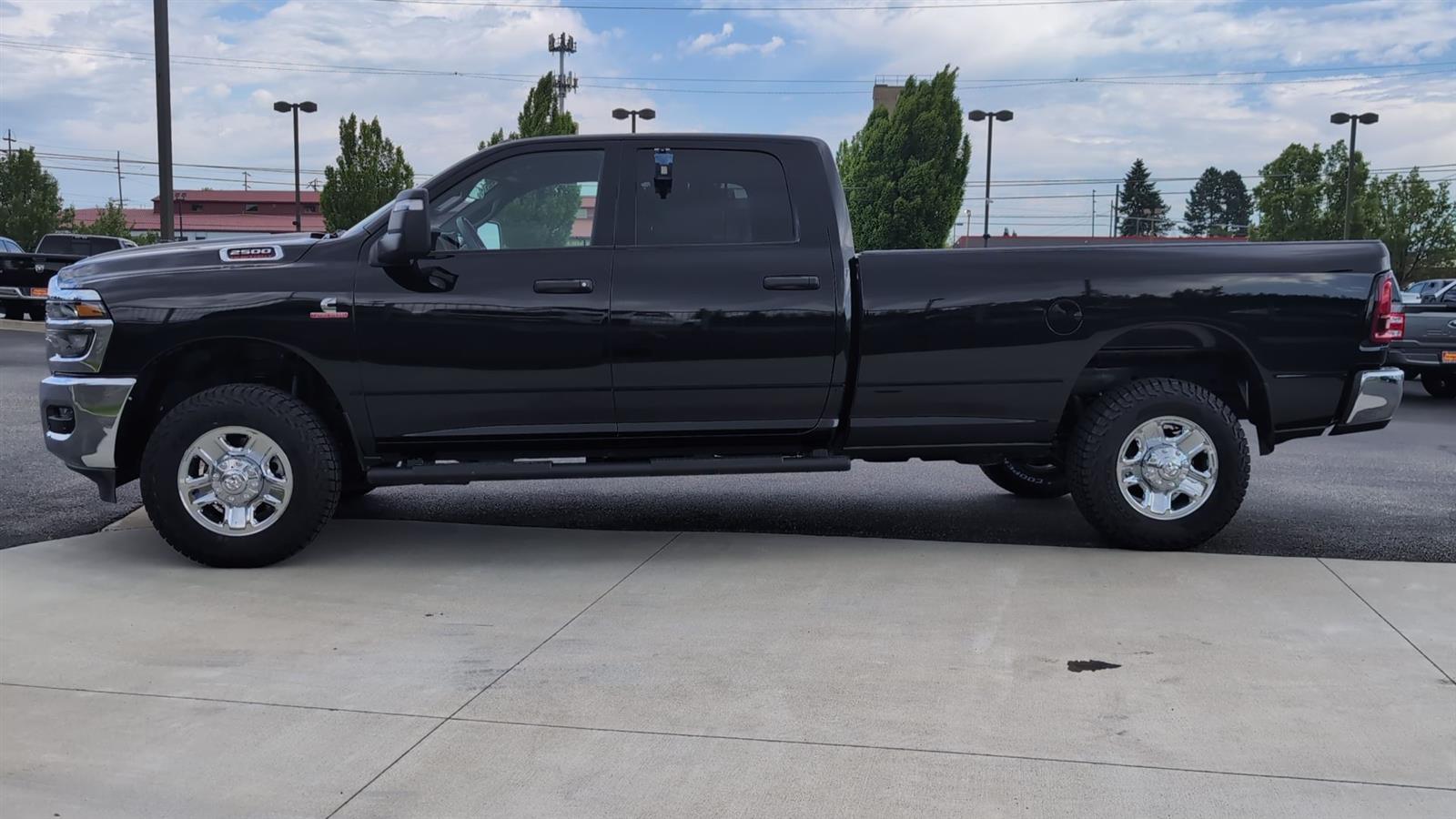 2025 Ram 2500 Tradesman photo 3