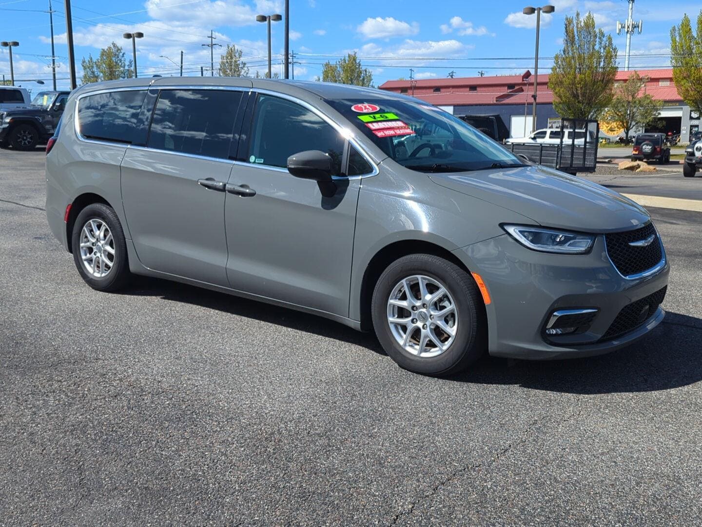 2023 Chrysler Pacifica Touring L's photo