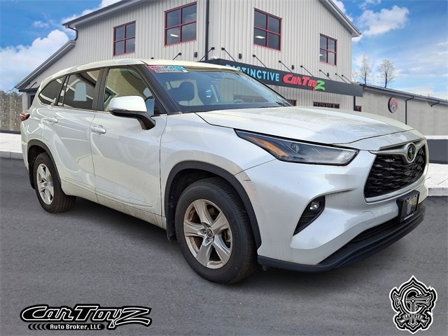 2023 Toyota Highlander LE's photo
