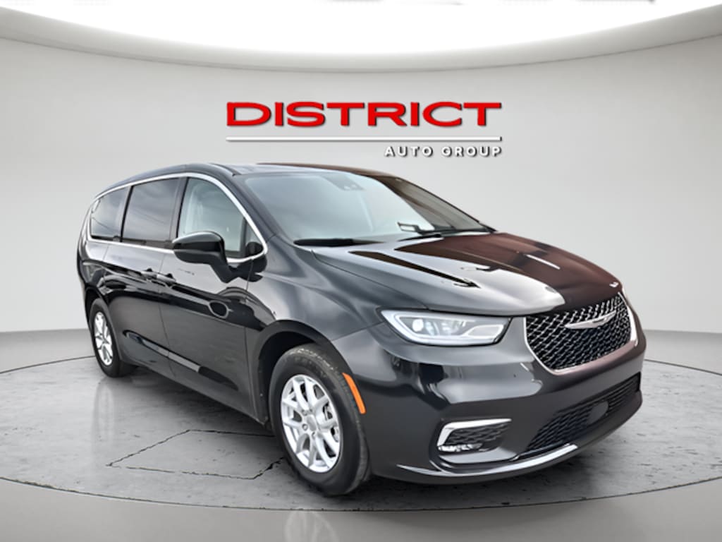 Used 2023 Chrysler Pacifica Touring L Van Passenger Van