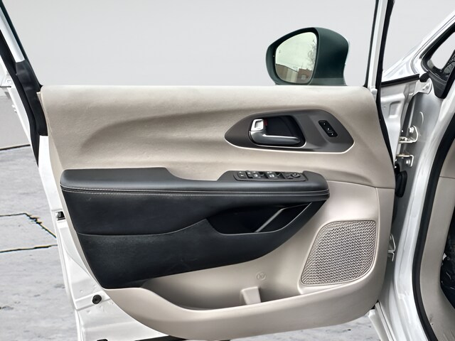 2023 Chrysler Pacifica Touring L - Photo 15