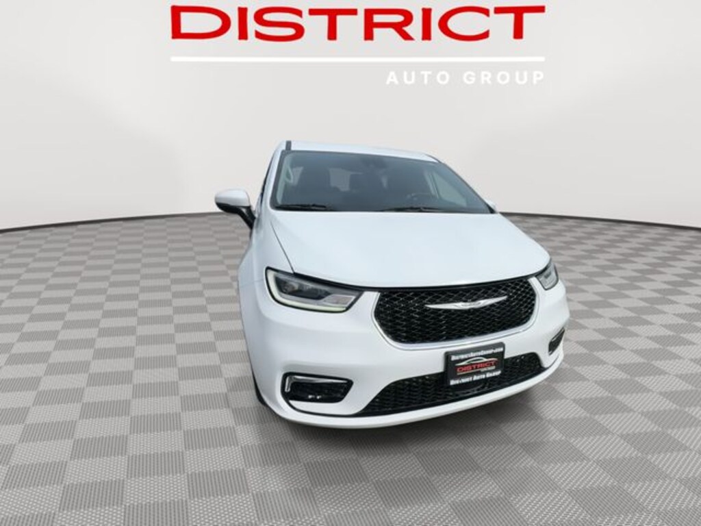 Used 2023 Chrysler Pacifica Touring L Van Passenger Van