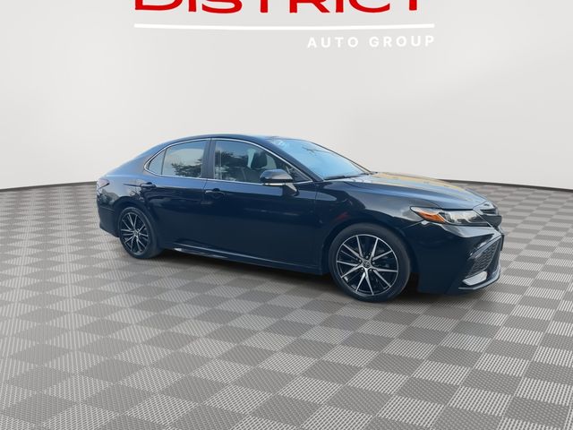 2022 Toyota Camry SE photo 2
