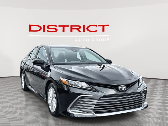 2023 Toyota Camry LE's photo