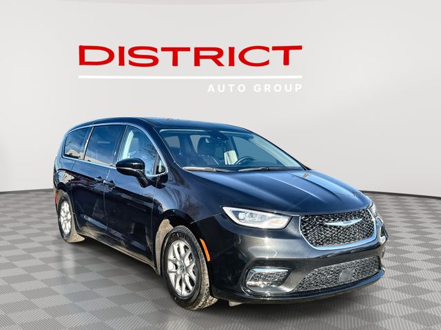 2024 Chrysler Pacifica Touring L's photo