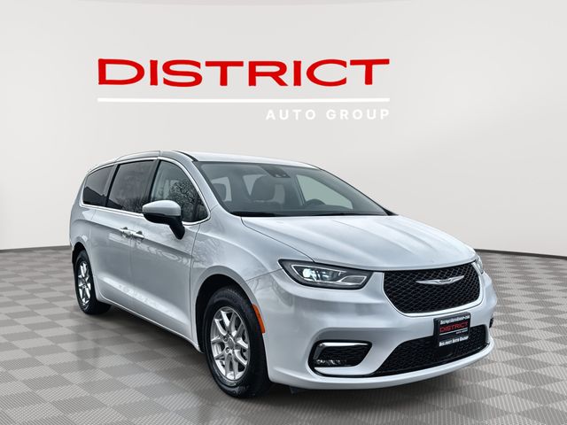 2023 Chrysler Pacifica Touring L's photo