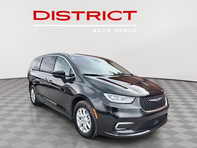 2023 Chrysler Pacifica Touring L's photo