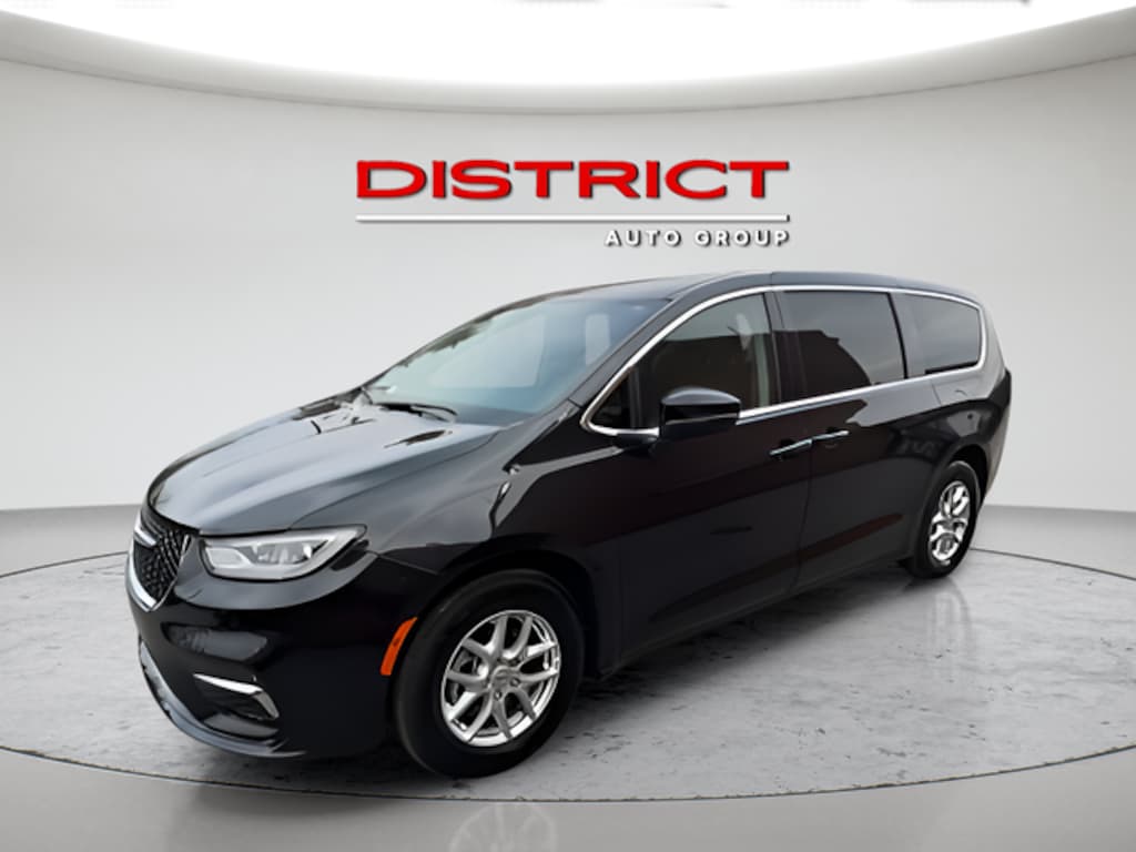 Used 2023 Chrysler Pacifica Touring L Van Passenger Van