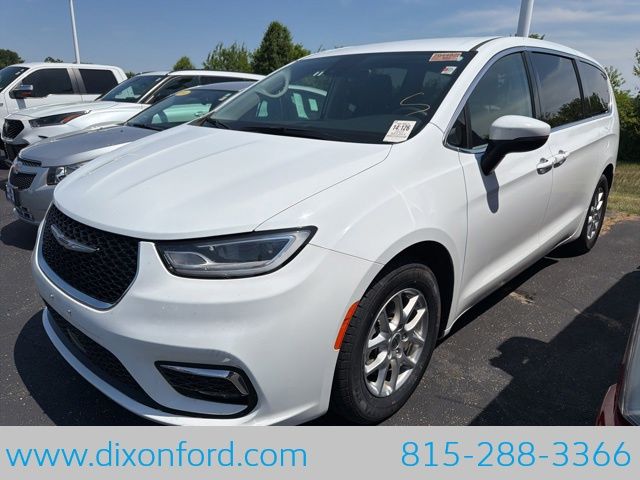 2023 Chrysler Pacifica Touring L's photo