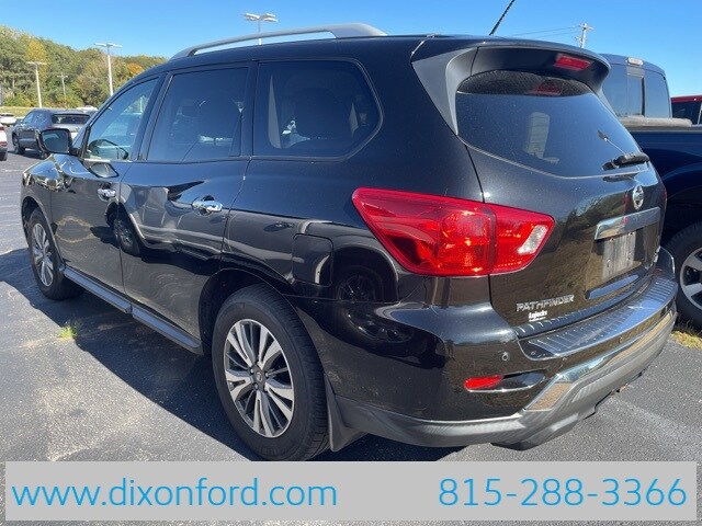 2017 Nissan Pathfinder SL photo 2