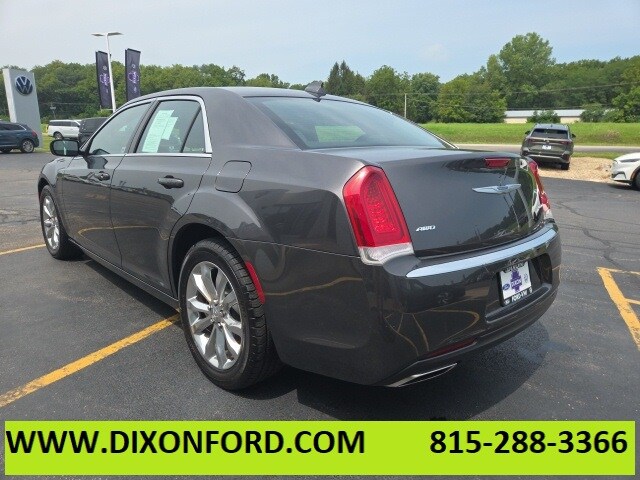 2021 Chrysler 300 Touring photo 4