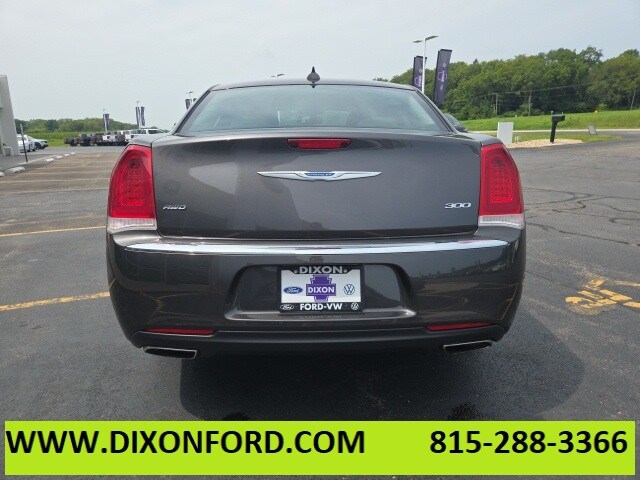 2021 Chrysler 300 Touring photo 3