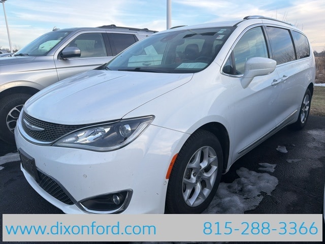 2017 Chrysler Pacifica Touring-L Plus's photo