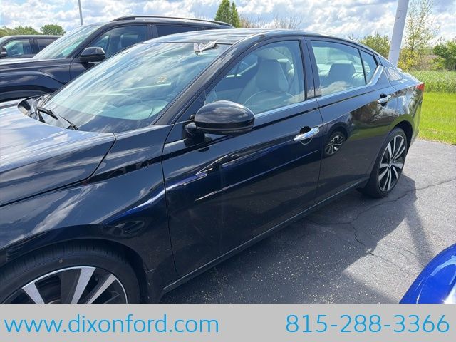 Used 2019 Nissan Altima Platinum with VIN 1N4BL4FW3KN319536 for sale in Dixon, IL