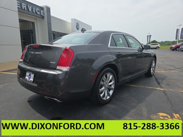 2021 Chrysler 300 Touring photo 2