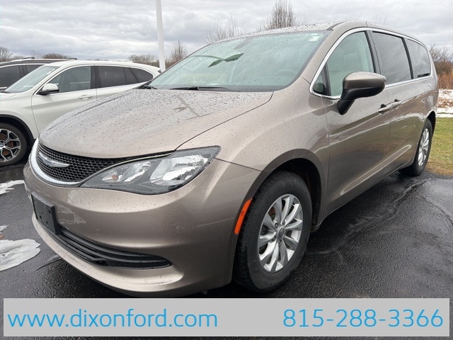 2017 Chrysler Pacifica Touring's photo