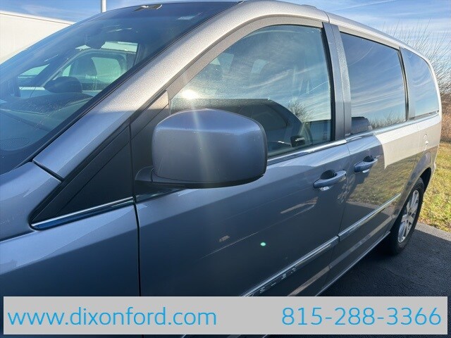 2013 Chrysler Town & Country Touring photo 3