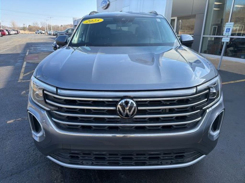 Used 2025 Volkswagen Atlas 2.0T SE w/Technology SUV