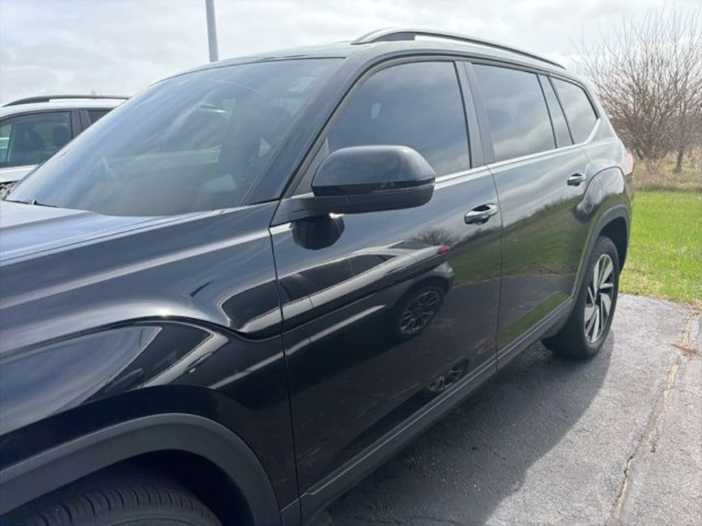 Used 2025 Volkswagen Atlas 2.0T SE w/Technology SUV