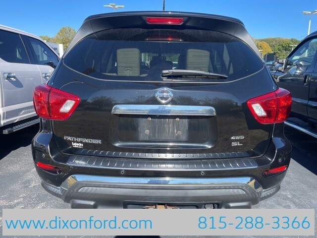 2017 Nissan Pathfinder SL photo 3