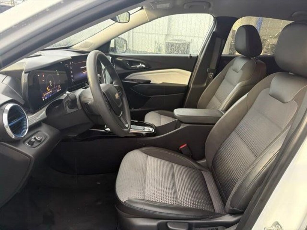 Used 2025 Chevrolet Trax LT SUV
